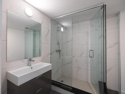 Salle de bains attenante Ã  la CCP - 4141 Rue St-Hubert, Montréal (Le Plateau-Mont-Royal), QC - Indoor Photo Showing Bathroom