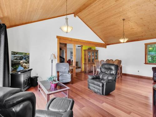 2 Main Rd, Lasqueti Island, BC - Indoor Photo Showing Living Room
