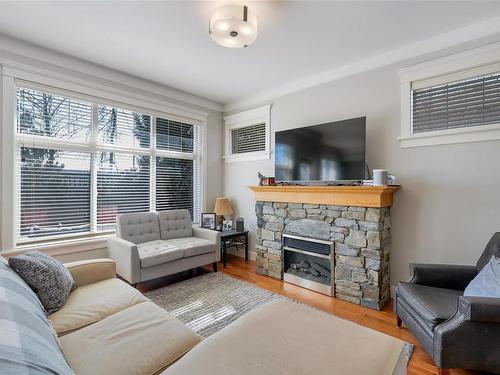17-1880 Laval Ave, Saanich, BC - Indoor Photo Showing Living Room With Fireplace