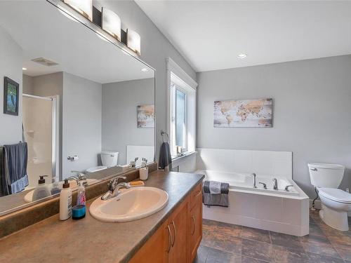 17-1880 Laval Ave, Saanich, BC - Indoor Photo Showing Bathroom
