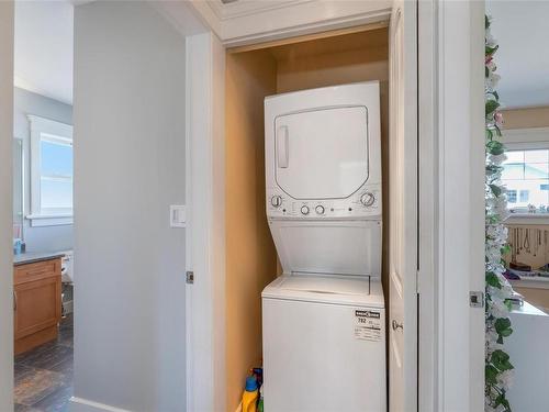 17-1880 Laval Ave, Saanich, BC - Indoor Photo Showing Laundry Room