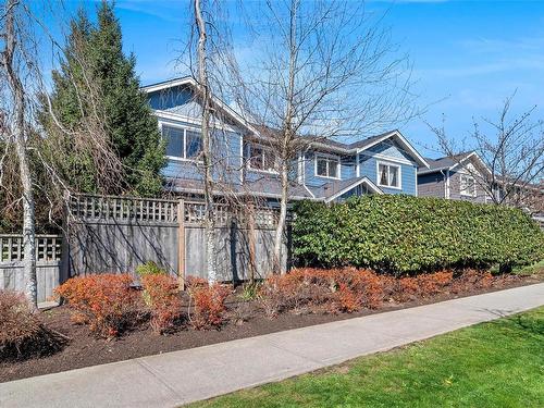 17-1880 Laval Ave, Saanich, BC - Outdoor