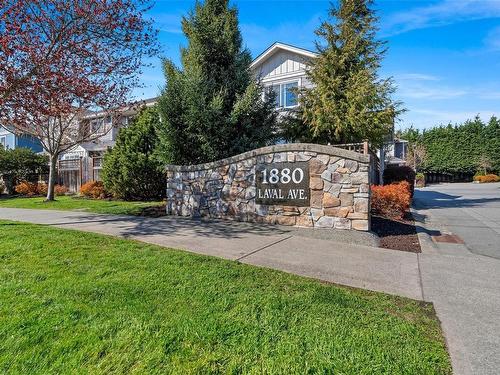 17-1880 Laval Ave, Saanich, BC - Outdoor