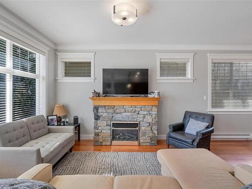 17-1880 Laval Ave, Saanich, BC - Indoor Photo Showing Living Room With Fireplace