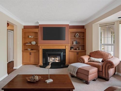 960 Arundel Dr, Saanich, BC - Indoor Photo Showing Living Room With Fireplace