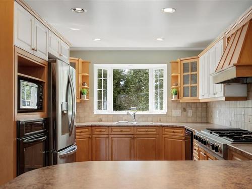 960 Arundel Dr, Saanich, BC - Indoor Photo Showing Kitchen With Double Sink