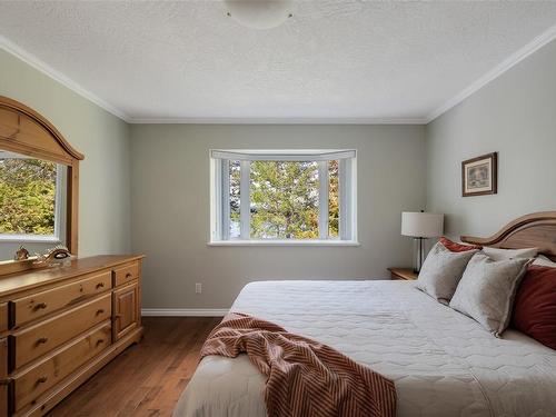 960 Arundel Dr, Saanich, BC - Indoor Photo Showing Bedroom