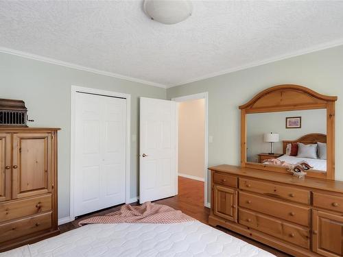 960 Arundel Dr, Saanich, BC - Indoor Photo Showing Bedroom