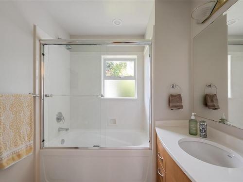 960 Arundel Dr, Saanich, BC - Indoor Photo Showing Bathroom