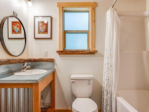 22 Captain Kidds Terr, Protection Island, BC - Indoor Photo Showing Bathroom
