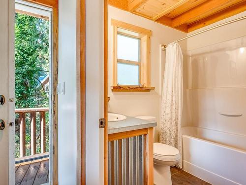 22 Captain Kidds Terr, Protection Island, BC - Indoor Photo Showing Bathroom