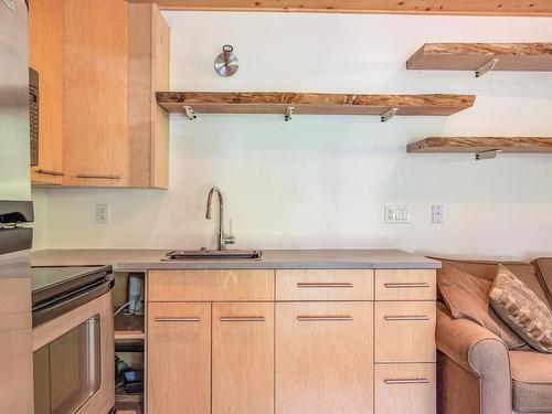 22 Captain Kidds Terr, Protection Island, BC - Indoor Photo Showing Kitchen