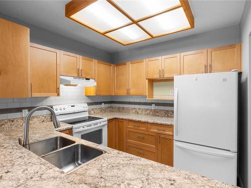 112-635 Blenkin Ave, Parksville, BC - Indoor Photo Showing Kitchen With Double Sink