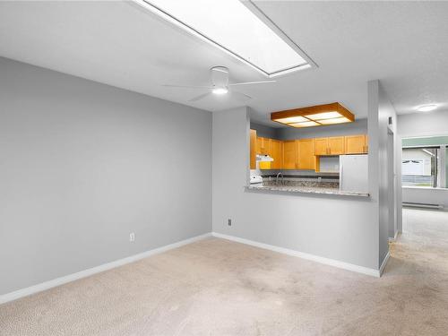 112-635 Blenkin Ave, Parksville, BC - Indoor Photo Showing Kitchen