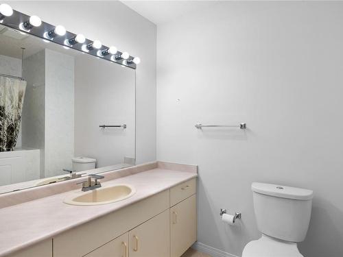 112-635 Blenkin Ave, Parksville, BC - Indoor Photo Showing Bathroom
