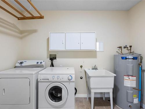 112-635 Blenkin Ave, Parksville, BC - Indoor Photo Showing Laundry Room