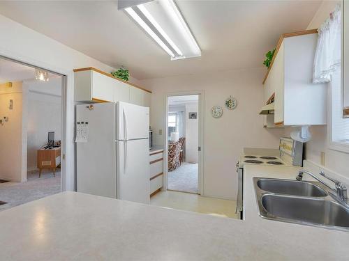 6061 Wisteria Way, Duncan, BC - Indoor Photo Showing Kitchen With Double Sink