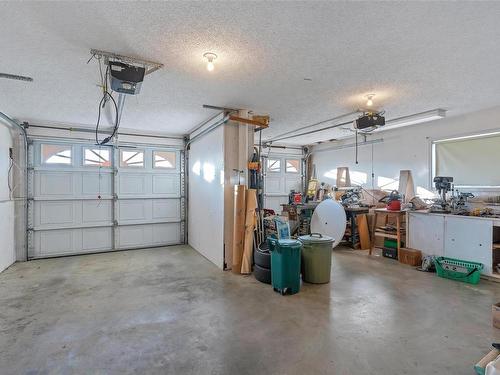 6061 Wisteria Way, Duncan, BC - Indoor Photo Showing Garage