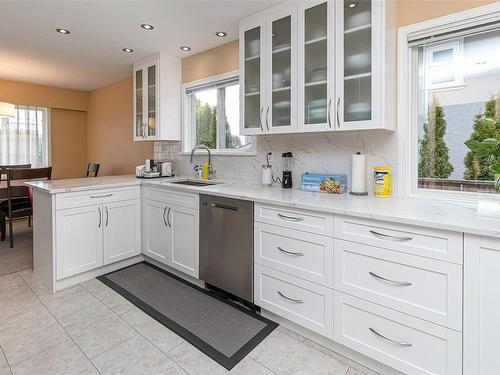 812 Killdonan Rd, Saanich, BC - Indoor Photo Showing Kitchen With Upgraded Kitchen