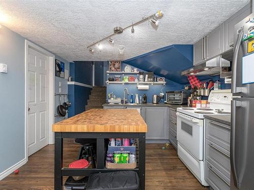 812 Killdonan Rd, Saanich, BC - Indoor Photo Showing Kitchen