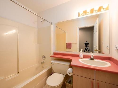 14-2030 Van Horne Drive, Kamloops, BC - Indoor Photo Showing Bathroom