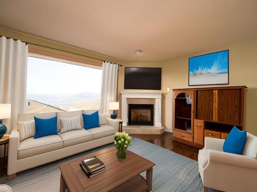 14-2030 Van Horne Drive, Kamloops, BC - Indoor Photo Showing Living Room With Fireplace