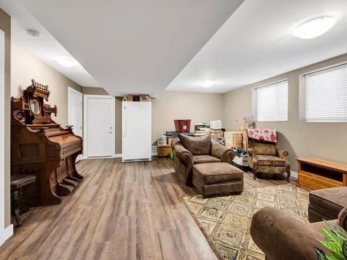 3001 Hilton Drive, Merritt, BC - Indoor Photo Showing Living Room