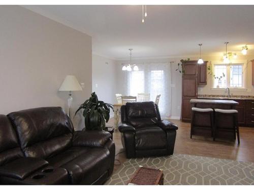 825 Huffman Court, Fort Frances, ON - Indoor Photo Showing Living Room