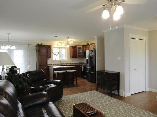 825 Huffman Court, Fort Frances, ON - Indoor Photo Showing Living Room