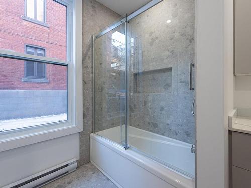 Bathroom - 8225 Rue Drolet, Montréal (Villeray/Saint-Michel/Parc-Extension), QC - Indoor Photo Showing Bathroom