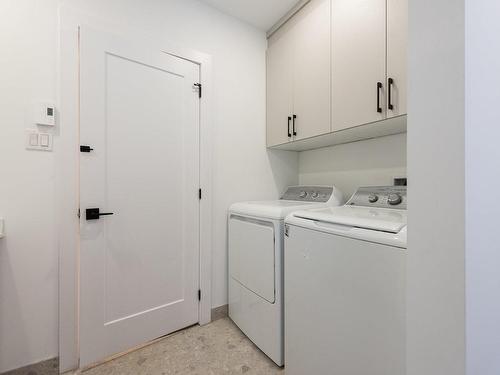 Bathroom - 8225 Rue Drolet, Montréal (Villeray/Saint-Michel/Parc-Extension), QC - Indoor Photo Showing Laundry Room