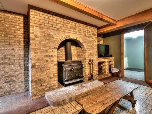 Salle familiale - 104 Rue Campbell, Henryville, QC - Indoor With Fireplace