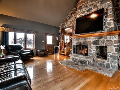Salon - 104 Rue Campbell, Henryville, QC - Indoor Photo Showing Living Room With Fireplace
