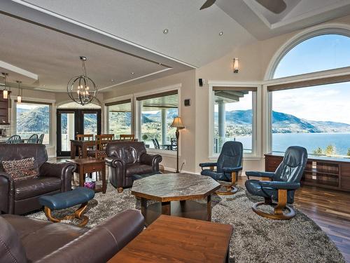 439 Panorama Crescent, Okanagan Falls, BC - Indoor Photo Showing Living Room