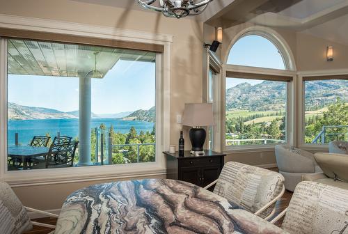 439 Panorama Crescent, Okanagan Falls, BC - Indoor Photo Showing Living Room
