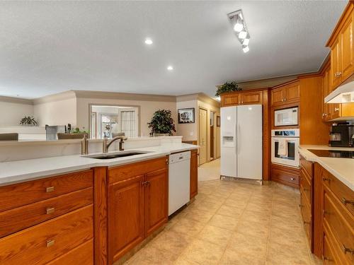 303-1002 Riverside Avenue, Sicamous, BC - Indoor Photo Showing Kitchen