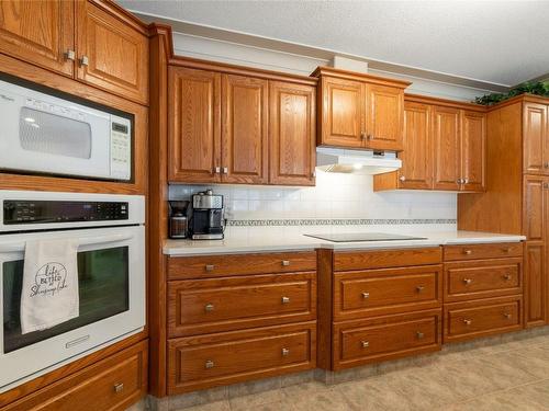 303-1002 Riverside Avenue, Sicamous, BC - Indoor Photo Showing Kitchen
