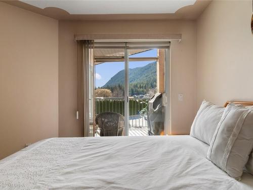 303-1002 Riverside Avenue, Sicamous, BC - Indoor Photo Showing Bedroom