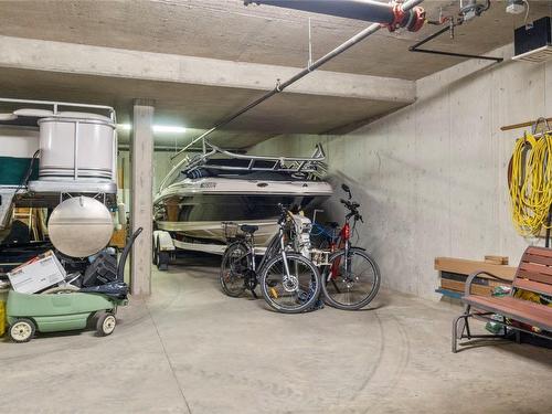303-1002 Riverside Avenue, Sicamous, BC - Indoor Photo Showing Garage