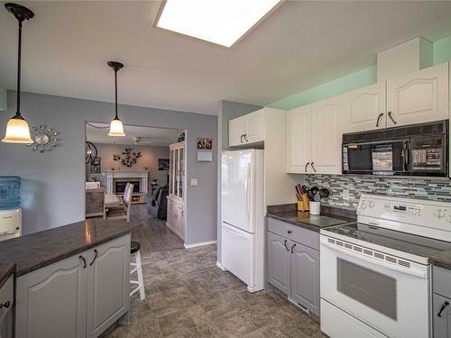 481 Hody Drive, Okanagan Falls, BC - Indoor Photo Showing Kitchen