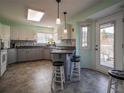 481 Hody Drive, Okanagan Falls, BC - Indoor Photo Showing Kitchen With Upgraded Kitchen