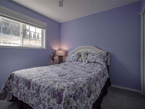481 Hody Drive, Okanagan Falls, BC - Indoor Photo Showing Bedroom
