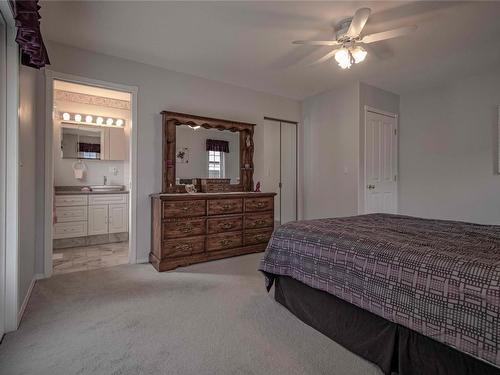 481 Hody Drive, Okanagan Falls, BC - Indoor Photo Showing Bedroom