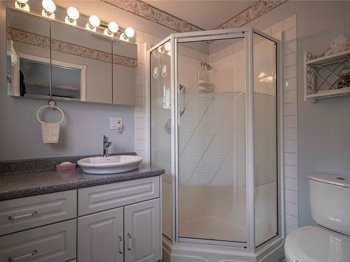 481 Hody Drive, Okanagan Falls, BC - Indoor Photo Showing Bathroom