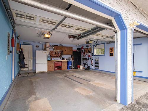 481 Hody Drive, Okanagan Falls, BC - Indoor Photo Showing Garage