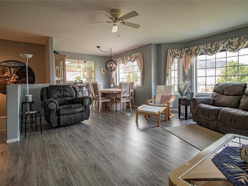 481 Hody Drive, Okanagan Falls, BC - Indoor Photo Showing Living Room