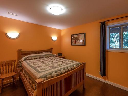 15594 Elsey Avenue, Summerland, BC - Indoor Photo Showing Bedroom