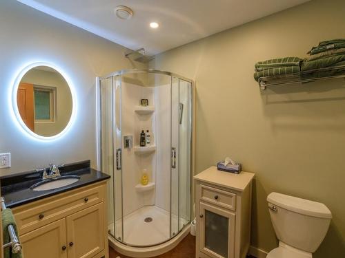 15594 Elsey Avenue, Summerland, BC - Indoor Photo Showing Bathroom