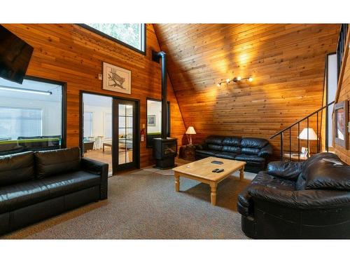 4025 Squilax-Anglemont Road, Scotch Creek, BC - Indoor Photo Showing Living Room