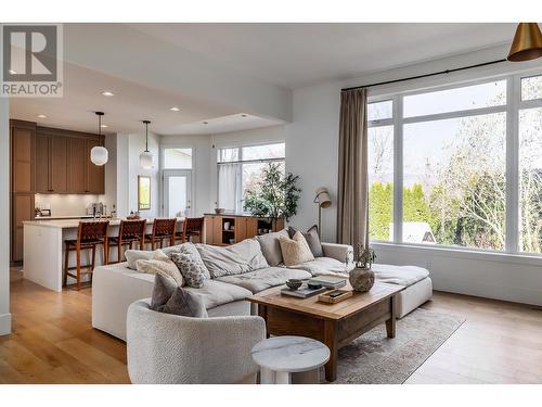 4246 Eso Court, Kelowna, BC - Indoor Photo Showing Living Room